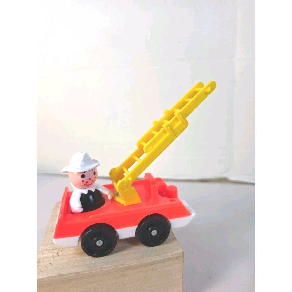EUC Vintage Fisher Price Little People Main Street Firetruck & Fireman